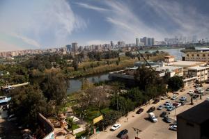 开罗Luxury Duplex penthouse with Full Great Nile view, entire apartment的享有河流和建筑的城市美景