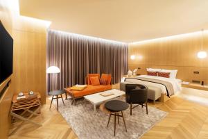 首尔明洞28酒店的酒店客房带一张床、一张桌子和椅子