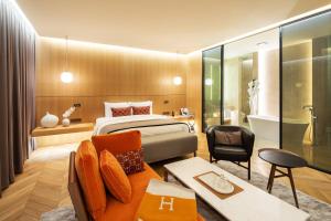 首尔明洞28酒店的一间酒店客房 - 带一张床和一间浴室