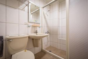 埔里亚缔旅店的白色的浴室设有卫生间和水槽。