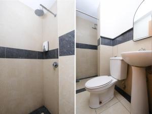 八打灵再也OYO 89968 Sri Sutra Hotel的浴室的两张照片,配有卫生间和水槽