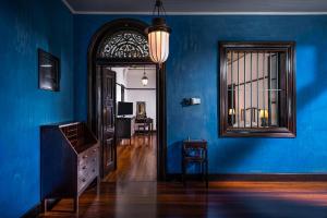 乔治市张弼士故居酒店 - 蓝色大厦的蓝色的房间,设有门和镜子