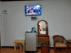 Ban Nong Saeng (4)จักรดาว เมาท์เท่น วิว (Mountain View)的一间设有冰箱和墙上电视的客房