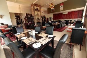惠灵顿Val Du Charron Wine & Leisure Estate的餐厅内带桌椅的用餐室