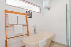 巴厘岛21民宿的一间浴室
