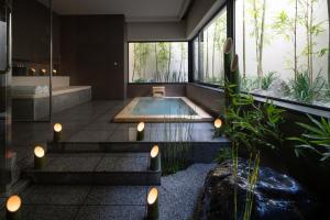 京都THE JUNEI HOTEL Kyoto的带浴缸的浴室和游泳池