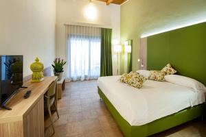 新锡里代西瑞蒂生态度假村的酒店客房,配有床和电视