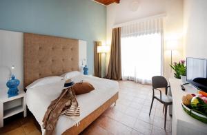 新锡里代西瑞蒂生态度假村的酒店客房设有一张大床和一张书桌。