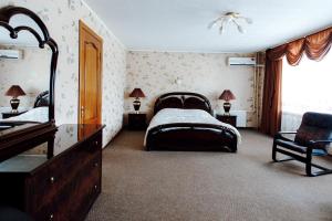沃洛格达斯帕萨凯酒店的一间卧室配有一张床、梳妆台和镜子