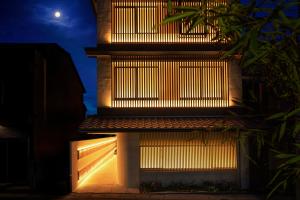 京都THE JUNEI HOTEL Kyoto的一座晚上有灯的建筑