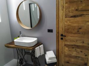 奥斯塔Maison Boch的一间带水槽和镜子的浴室
