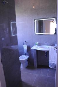 兰佩杜萨La Fenice的一间带水槽、卫生间和镜子的浴室