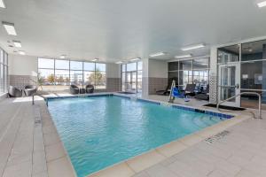 Cambria Hotel Richardson - Dallas内部或周边的泳池