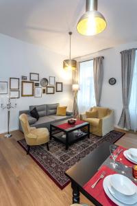 布拉格A Prague Apartments - Lesser Town的客厅配有沙发和桌子