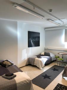 科科拉Hostel400Kokkola的一间卧室配有两张床和一张桌子