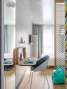 土伦OKKO Hotels Toulon Centre的办公室,配有桌子、椅子和床
