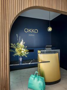 土伦OKKO Hotels Toulon Centre的酒店大堂,配有带笔记本电脑的书桌