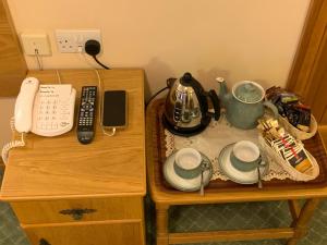 利敦瓦纳拉斯伯恩酒店的上面有电话的桌子