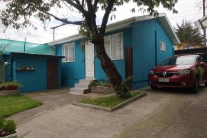 蒙特港Casa Pali的蓝色的房子,前面有停车位