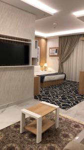 塔伊夫Juri Ahla Al Masayef Furnished Units的酒店客房,配有床和电视