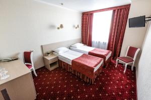 顿河畔罗斯托夫阿姆卡斯议会酒店的酒店客房设有两张床和窗户。