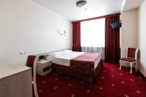 顿河畔罗斯托夫阿姆卡斯议会酒店的酒店客房设有床和窗户。