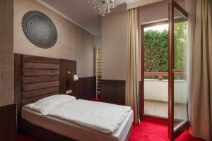 塔塔克里斯塔利帝国酒店的一间卧室设有一张床和一个大窗户