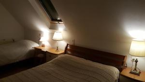 LarenVakantiewoning Deend的一间卧室设有两张床和两张台灯。