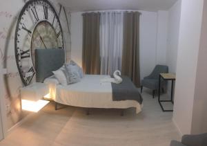 卢塞纳CASA DE TOSCA的一间卧室配有一张带椅子和镜子的床