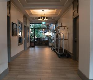 弗农弗农尊贵酒店的走廊,走廊上设有走廊地板和走廊