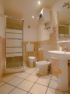 卡塔尼亚维斯特公寓酒店的带淋浴、卫生间和盥洗盆的浴室