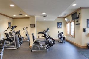 布兰森潘特皇家高尔夫度假村的一间健身房,里面设有跑步机和椭圆机
