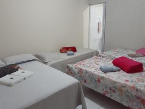 MateirosPousada Status Jalapão的白色墙壁的客房内的三张床
