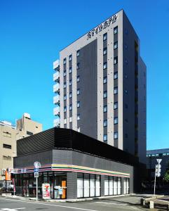 宇都宫Smile Hotel Utsunomiya Nishiguchi Ekimae的上面有名字的高楼