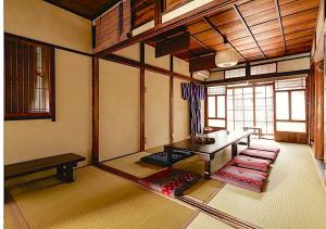 大阪ゲストハウス君彩家 kimidoriya的客厅配有桌子和长凳