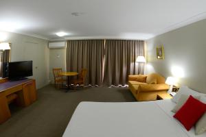 西怀厄朗Club Inn Motel的酒店客房设有床和客厅。