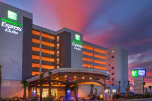 巴拿马城海滩Holiday Inn Express & Suites Panama City Beach Beachfront, an IHG Hotel的一家拥有赌场的建筑的酒店