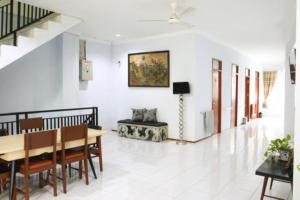 巴东Rumah Kita的客厅配有桌子和沙发