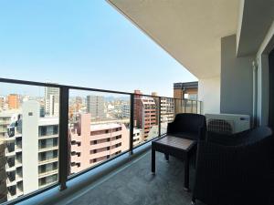 福冈Randor Residential Hotel Fukuoka Annex的市景阳台