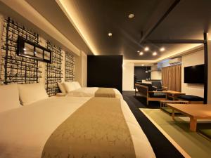福冈Randor Residential Hotel Fukuoka Annex的酒店客房设有床和客厅。