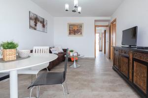 萨洛Formentor Arysal II的客厅配有白色桌子和电视
