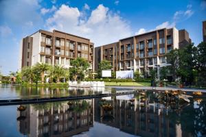 莱卡邦Divalux Resort & Spa Bangkok, Suvarnabhumi Airport-Free Shuttle的两座建筑和一排水景