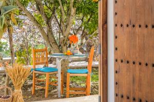 圣卡洛斯Agroturismo rural Can Prats的一张桌子,两把椅子,一张桌子,上面有橙子