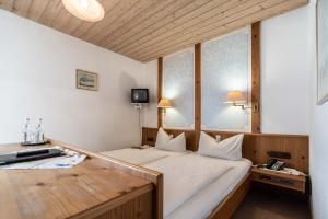 派廷格祖姆德拉格讷酒店的一间卧室设有一张大床和一个窗户。