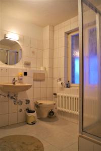 UtzenfeldHaus Barnabas im Engel, Gasthaus Engel的一间带卫生间、水槽和镜子的浴室