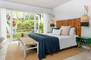 马勒勒角Lagoon Attitude (Adults Only)的卧室设有一张白色大床和一扇窗户。
