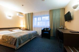 明斯克IBB酒店的配有一张床和一张书桌的酒店客房
