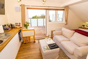海斯廷斯Sea View Holiday Flat - Covehurst Bay的带沙发的小客厅和厨房