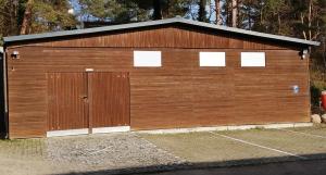 岑平Pension Dünenhaus的大型木制车库,设有两扇门