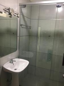 派桑杜Relax IV的一间带水槽和玻璃淋浴的浴室